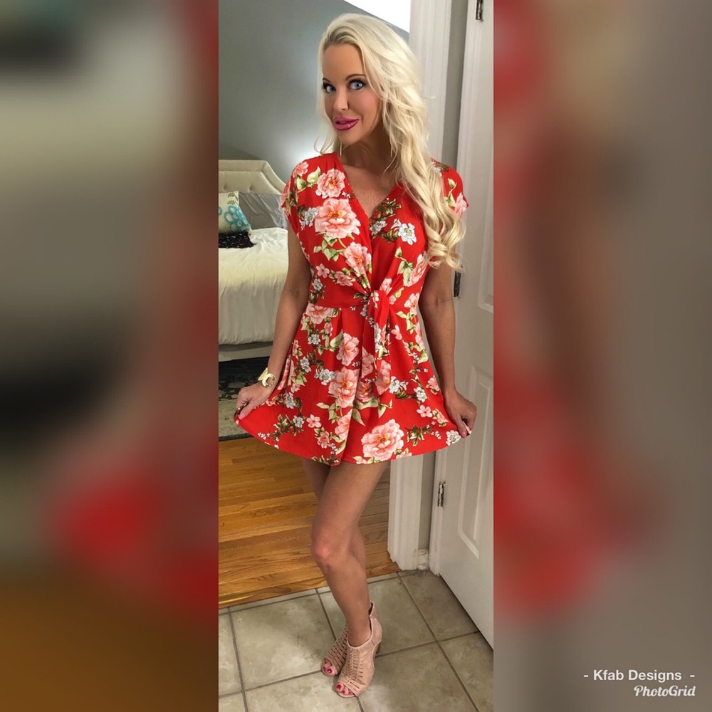 🥰LAST 1! 💕Red Short cap sleeve floral romper! - Picture 3 of 3